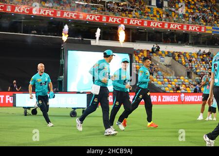 Brisbane, Großbritannien. 27th Dez 2021. Brisbane Heat-Spieler betreten das Spielfeld Credit: News Images /Alamy Live News Stockfoto