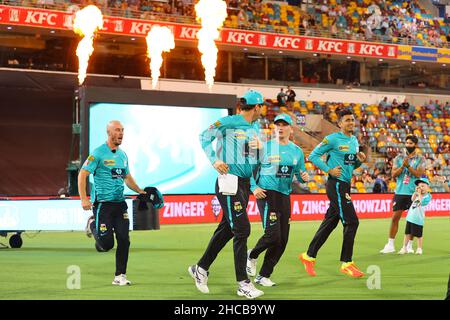 Brisbane, Großbritannien. 27th Dez 2021. Brisbane Heat-Spieler betreten das Spielfeld in Brisbane, Großbritannien am 12/27/2021. (Foto von Patrick Hoelscher/News Images/Sipa USA) Quelle: SIPA USA/Alamy Live News Stockfoto