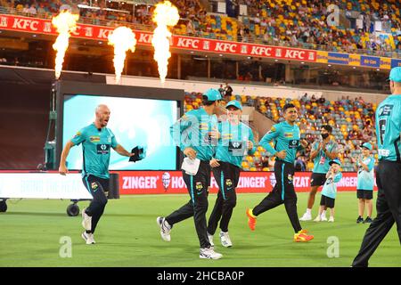 Brisbane, Großbritannien. 27th Dez 2021. Brisbane Heat-Spieler betreten das Spielfeld in Brisbane, Großbritannien am 12/27/2021. (Foto von Patrick Hoelscher/News Images/Sipa USA) Quelle: SIPA USA/Alamy Live News Stockfoto