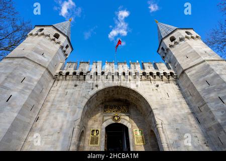 Klassische Weitwinkelansicht des antiken Topkapi-Palastes in Istanbul. Stockfoto