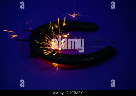 Hufeisen mit Sternwerfer, symbolisch für Silvester, Neujahr, Neujahr Stockfoto