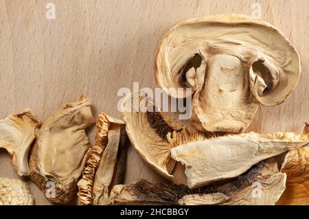 Getrocknete Steinpilze In Scheiben Schneiden Stockfoto
