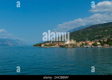 Blick auf Torri del Benaco mit der Skaligerburg am Gardasee Stockfoto