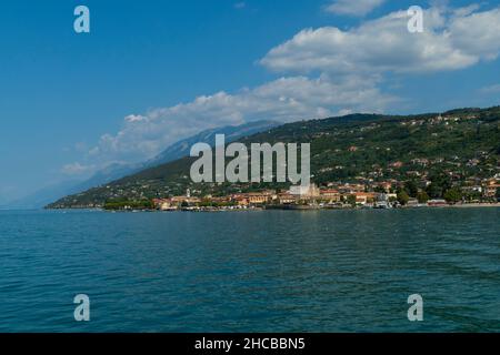 Blick auf Torri del Benaco mit der Skaligerburg am Gardasee Stockfoto