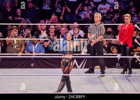 Tampa, Florida, USA. 26th Dezember 2021. Sasha Banks gegen Charlotte Flair während des WWE-Kampfes in der Amalie Arena. Kredit: Yaroslav Sabitov/YES Market Media/Alamy Live Nachrichten Stockfoto