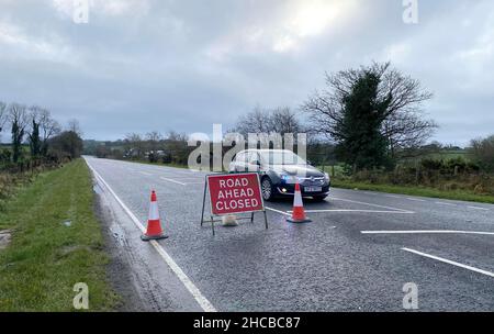 Die Szene in Garvaghy, Co Tyrone, nachdem am Montag um etwa 1,50am Uhr drei Männer im Omagh-Straßengebiet von Garvaghy getötet wurden und ein Auto und ein Lastwagen involviert waren. Bilddatum: Montag, 27. Dezember 2021. Stockfoto