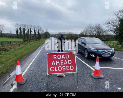 Die Szene in Garvaghy, Co Tyrone, nachdem am Montag um etwa 1,50am Uhr drei Männer im Omagh-Straßengebiet von Garvaghy getötet wurden und ein Auto und ein Lastwagen involviert waren. Bilddatum: Montag, 27. Dezember 2021. Stockfoto