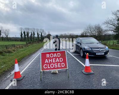 Die Szene in Garvaghy, Co Tyrone, nachdem am Montag um etwa 1,50am Uhr drei Männer im Omagh-Straßengebiet von Garvaghy getötet wurden und ein Auto und ein Lastwagen involviert waren. Bilddatum: Montag, 27. Dezember 2021. Stockfoto