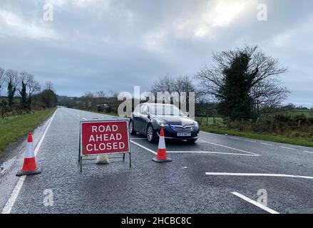 Die Szene in Garvaghy, Co Tyrone, nachdem am Montag um etwa 1,50am Uhr drei Männer im Omagh-Straßengebiet von Garvaghy getötet wurden und ein Auto und ein Lastwagen involviert waren. Bilddatum: Montag, 27. Dezember 2021. Stockfoto