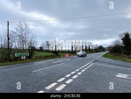 Die Szene in Garvaghy, Co Tyrone, nachdem am Montag um etwa 1,50am Uhr drei Männer im Omagh-Straßengebiet von Garvaghy getötet wurden und ein Auto und ein Lastwagen involviert waren. Bilddatum: Montag, 27. Dezember 2021. Stockfoto