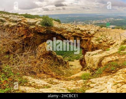 Blick auf die Keshet-Höhle, einen Kalksteinbogen, der die Überreste einer flachen Höhle überspannt, an einem Wintertag im Adamit Park, Westgalilea, Nordisraelisch Stockfoto