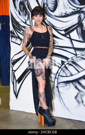 Posierte Porträt einer attraktiven Frau mit mehreren Tattoos und Piercings. Auf einer Tattoo-Konferenz in Uniondale, Long Island, New York. Stockfoto