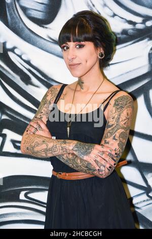 Posierte Porträt einer attraktiven Frau mit mehreren Tattoos und Piercings. Auf einer Tattoo-Konferenz in Uniondale, Long Island, New York. Stockfoto