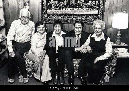 JIM ZWILLINGE; Vererbung vs. Umwelt.. Zwillinge trennten sich kurz nach der Geburt und kamen 39 Jahre später wieder zusammen. Mit ihren Adoptiveltern in Lima, Ohio, 1979. Stockfoto