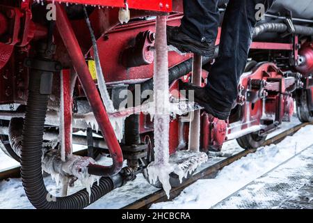 06. Januar 2017, Baden-Württemberg, Münsingen: Ein Schleusenbetreiber klettert am Bahnhof Münsingen auf vereisten Stufen einer Schleuse. Foto: Silas Stein/ Stockfoto