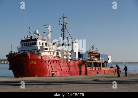 Das humanitäre Rettungsschiff Sea-Eye 4 landet in Pozzallo mit 214 Migranten an Bord Stockfoto