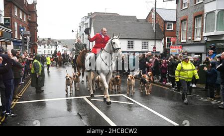 Lewes UK 27th December 2021 - Pro-Hunt-Anhänger auf der linken Seite und jagen Saboteure auf der rechten Seite der Straße, während die Southdown und Eridge Hunt Parade durch Lewes Stadtzentrum an den Weihnachtsfeiertag in Großbritannien : Credit Simon Dack / Alamy Live News Stockfoto