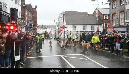 Lewes UK 27th December 2021 - Pro-Hunt-Anhänger auf der linken Seite und jagen Saboteure auf der rechten Seite der Straße, während die Southdown und Eridge Hunt Parade durch Lewes Stadtzentrum an den Weihnachtsfeiertag in Großbritannien : Credit Simon Dack / Alamy Live News Stockfoto