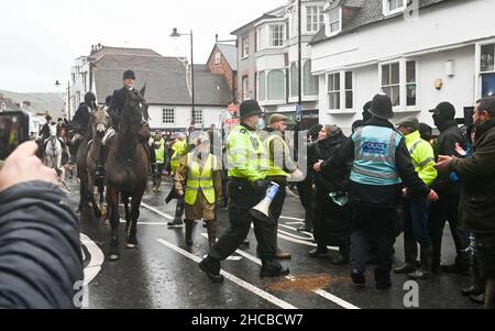 Lewes UK 27th December 2021 - Polizei und Stewards halten Pro-Hunt-Anhänger und jagen Saboteure auseinander, während die Southdown und Eridge Hunt Parade durch das Stadtzentrum von Lewes am zweiten Weihnachtsfeiertag in Großbritannien : Credit Simon Dack / Alamy Live News Stockfoto