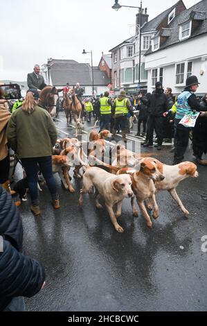 Lewes UK 27th December 2021 - Pro-Hunt-Anhänger auf der linken Seite und jagen Saboteure auf der rechten Seite der Straße, während die Southdown und Eridge Hunt Parade durch Lewes Stadtzentrum an den Weihnachtsfeiertag in Großbritannien : Credit Simon Dack / Alamy Live News Stockfoto