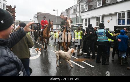 Lewes UK 27th December 2021 - Pro-Hunt-Anhänger auf der linken Seite und jagen Saboteure auf der rechten Seite der Straße, während die Southdown und Eridge Hunt Parade durch Lewes Stadtzentrum an den Weihnachtsfeiertag in Großbritannien : Credit Simon Dack / Alamy Live News Stockfoto