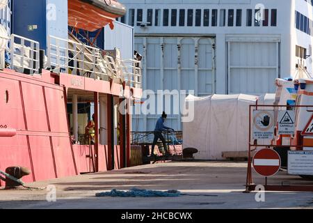 Das humanitäre Rettungsschiff Sea-Eye 4 landet in Pozzallo mit 214 Migranten an Bord Stockfoto