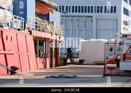 Das humanitäre Rettungsschiff Sea-Eye 4 landet in Pozzallo mit 214 Migranten an Bord Stockfoto