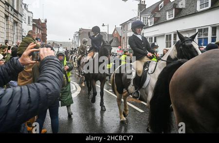 Lewes UK 27th December 2021 - die Southdown and Eridge Hunt Parade durch das Stadtzentrum von Lewes anlässlich der Weihnachtsfeiertage in Großbritannien : Credit Simon Dack / Alamy Live News Stockfoto