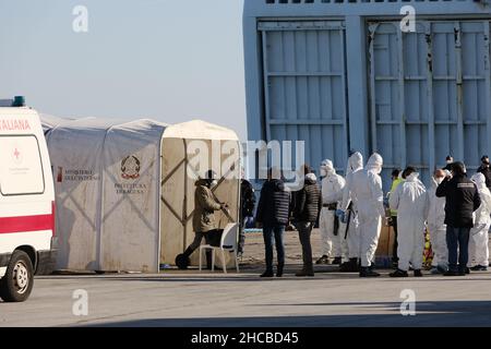 Das humanitäre Rettungsschiff Sea-Eye 4 landet in Pozzallo mit 214 Migranten an Bord Stockfoto