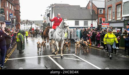 Lewes UK 27th December 2021 - die Southdown and Eridge Hunt Parade durch das Stadtzentrum von Lewes anlässlich der Weihnachtsfeiertage in Großbritannien : Credit Simon Dack / Alamy Live News Stockfoto