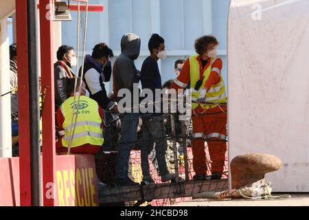 Das humanitäre Rettungsschiff Sea-Eye 4 landet in Pozzallo mit 214 Migranten an Bord Stockfoto