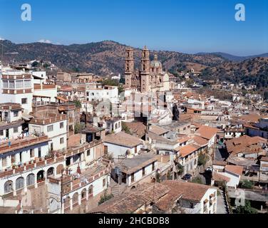 Mexiko. Guerrero. Taxco. Stadtübersicht mit der Kirche Santa Prisca. Stockfoto