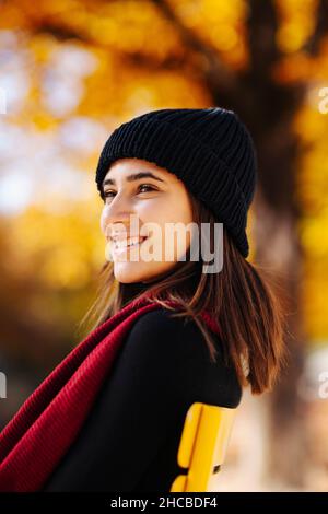 Lächelndes Mädchen im Teenageralter mit Schal und warmer Kleidung Stockfoto