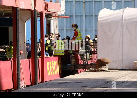 Das humanitäre Rettungsschiff Sea-Eye 4 landet in Pozzallo mit 214 Migranten an Bord Stockfoto