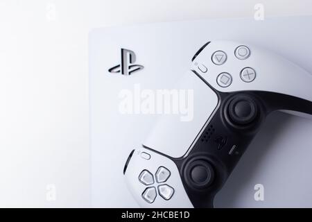 Sony PlayStation 5 und Gamepad. Studioaufnahme. Stockfoto