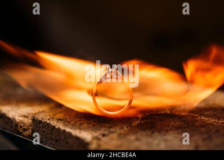 Weibliche Juwelierin, die Silberring mit Arbeitswerkzeug in der Werkstatt macht Stockfoto