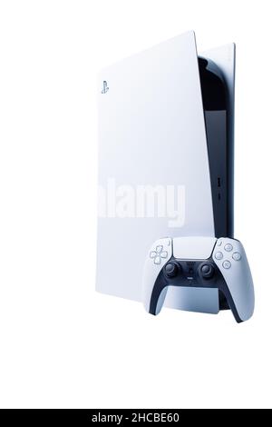 Sony PlayStation 5 und Gamepad. Studioaufnahme. Stockfoto