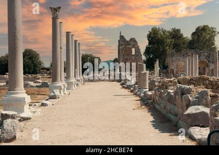 Alte Stadt Perge in der Nähe von Antalya Türkei. Säulenige Straße und Ruinen... Es wird angenommen, dass es in den 12th bis 13th Jahrhunderten v. Chr. erbaut wurde. Bei Sonnenuntergang Stockfoto