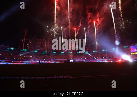 Brisbane, Großbritannien. 27th Dez 2021. Feuerwerk während der Innings Pause Credit: News Images /Alamy Live News Stockfoto