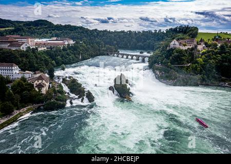 Schweiz, Kanton Schaffhausen, Schaffhausen, Luftaufnahme Rheinfall mit Eisenbahnbrücke im Hintergrund Stockfoto