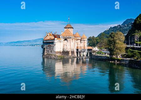 Schweiz, Kanton Waadt, Veytaux, Luftaufnahme des Genfer Sees und Schloss Chillon Stockfoto