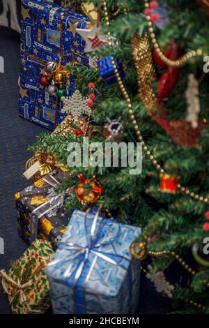 Viele Geschenke unter dem weihnachtsbaum, Draufsicht. Stockfoto