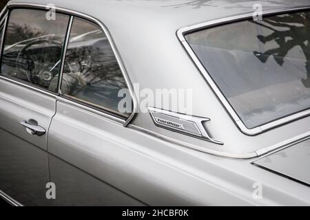 Ein Ford Taunus 20m TS vom 1960s steht am Rheinufer, Luftauslass an der C-Säule, Köln, Deutschland. Ein Ford Taunus 20m TS A Stockfoto