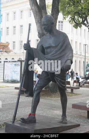 salvador, bahia, brasilien - 7. dezember 2021: Statue des indischen Führers Mahatma Gandhi auf einem Stadtplatz von Salvador. Stockfoto