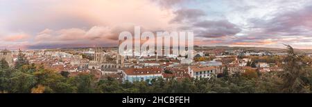 Spanien, Provinz Burgos, Kastilien und Leon, Kathedrale der Heiligen Maria von Burgos in der Abenddämmerung Stockfoto