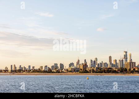 Australien, Victoria, Melbourne, Yachten schweben im Sommer gegen die Skyline der Stadt Stockfoto