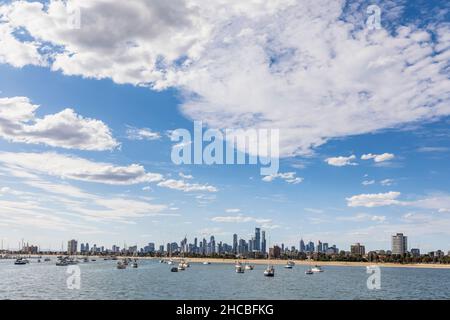 Australien, Victoria, Melbourne, Yachten, die in der Abenddämmerung gegen die Skyline der Stadt schweben Stockfoto