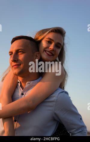 Mann Huckepack glückliche Frau Stockfoto