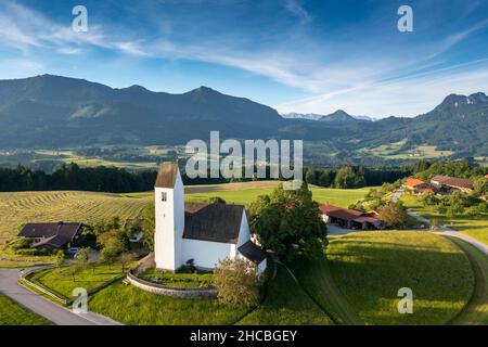 Deutschland, Bayern, Samerberg, Drohne Blick auf kleine ländliche Kirche im Frühjahr Stockfoto