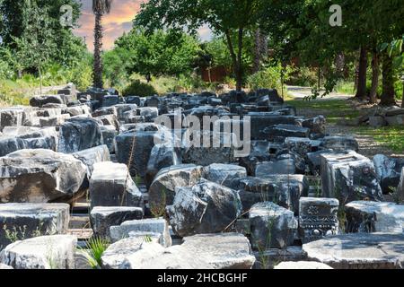 Überreste wurden in der antiken Stadt Perge im Aksu-Viertel von Antalya ausgegraben. Eine der pamphylischen Städte und wurde geglaubt, um in Th gebaut worden zu sein Stockfoto